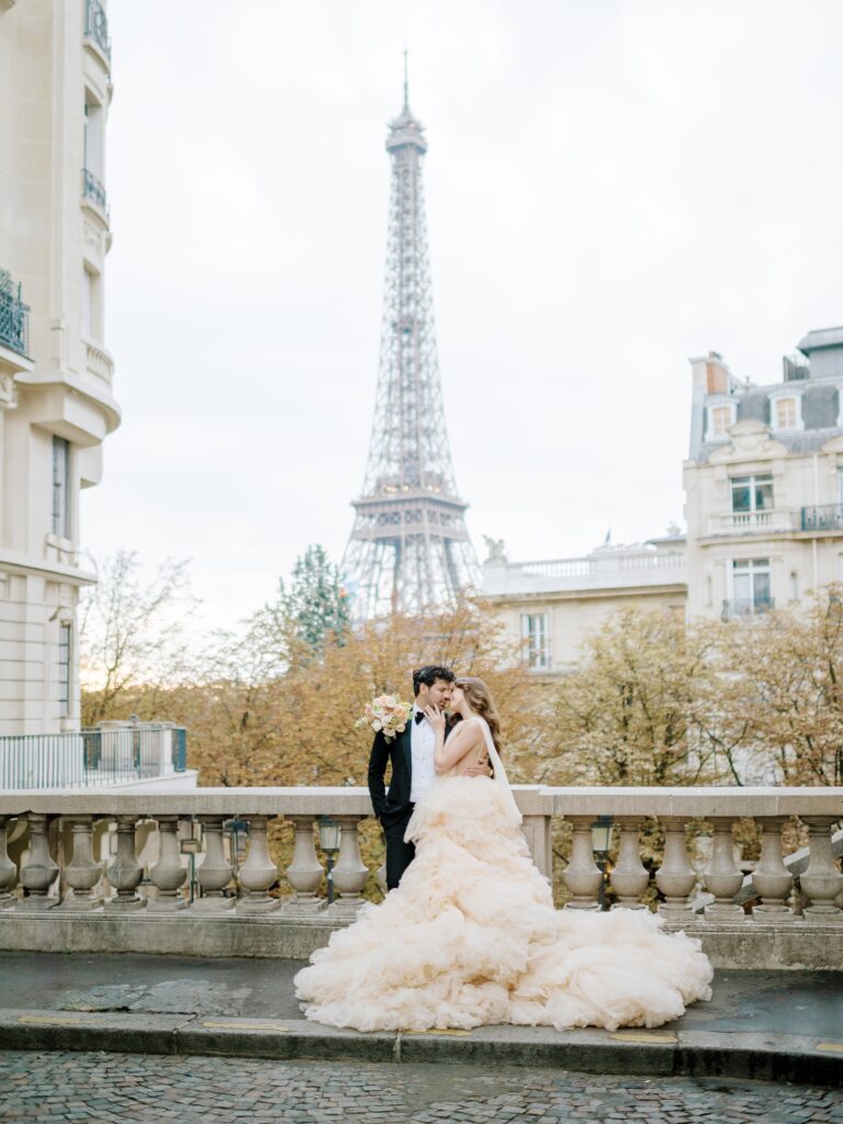 paris pre wedding photographer eiffel tower session