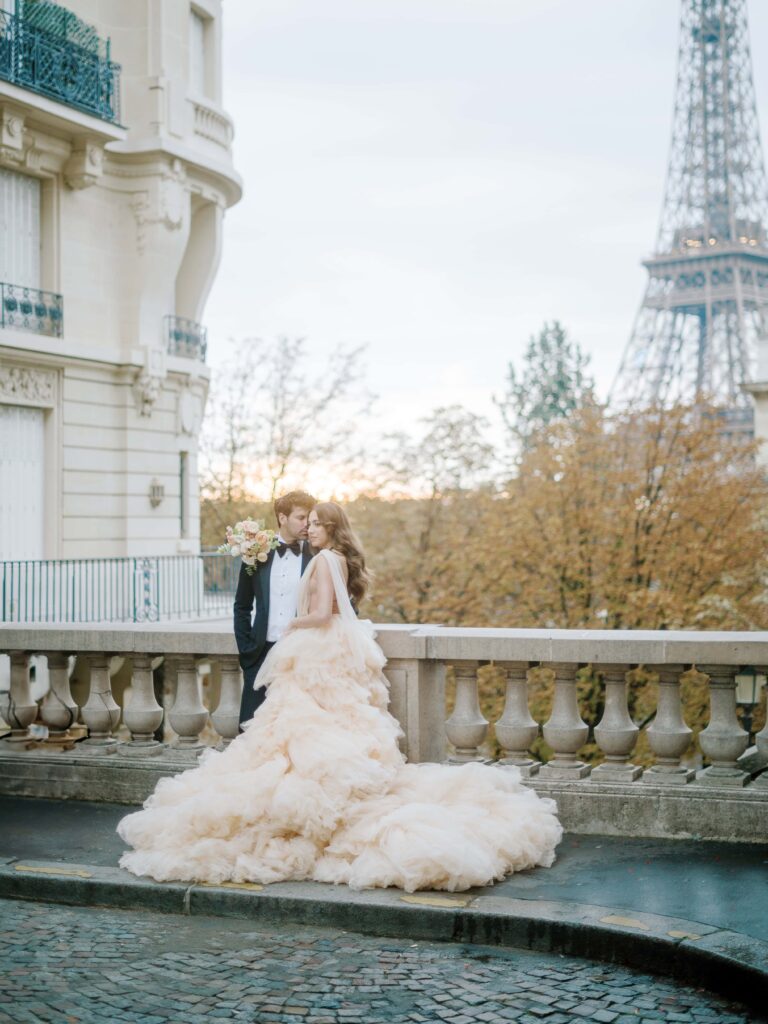 paris pre wedding photographer eiffel tower sunrise shoot