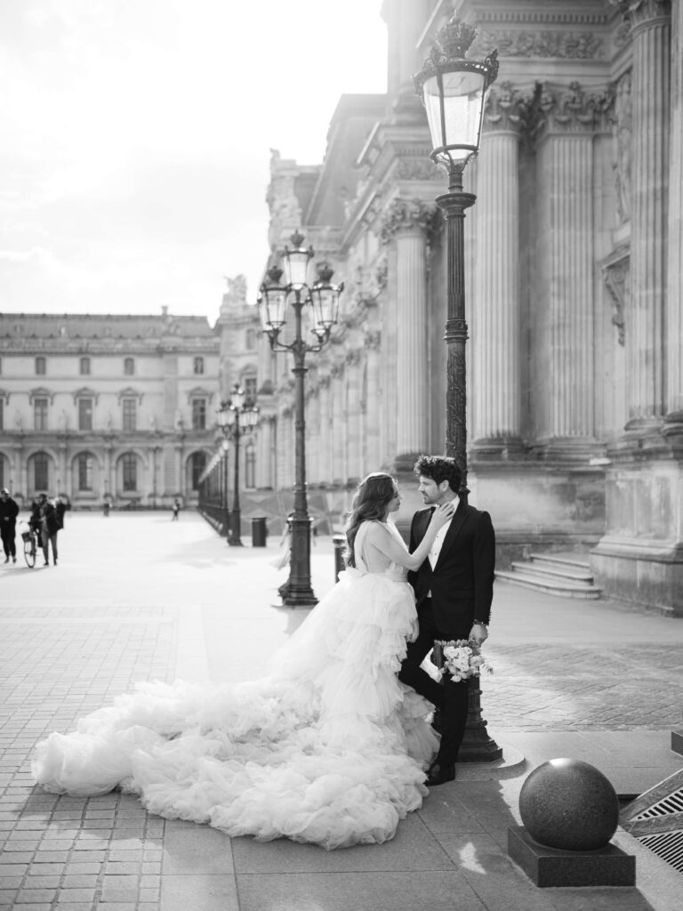 paris pre wedding photographer romantic sunrise louvre session