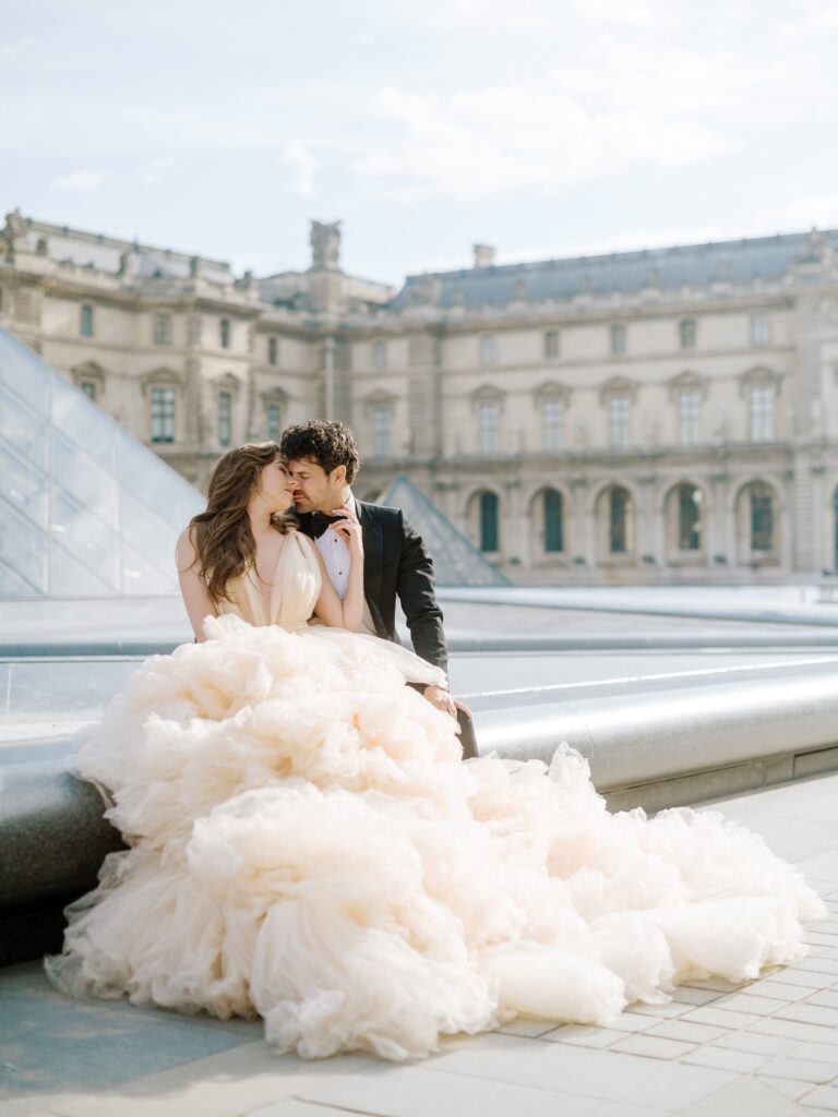 romantic paris couple photoshoot sunrise louvre